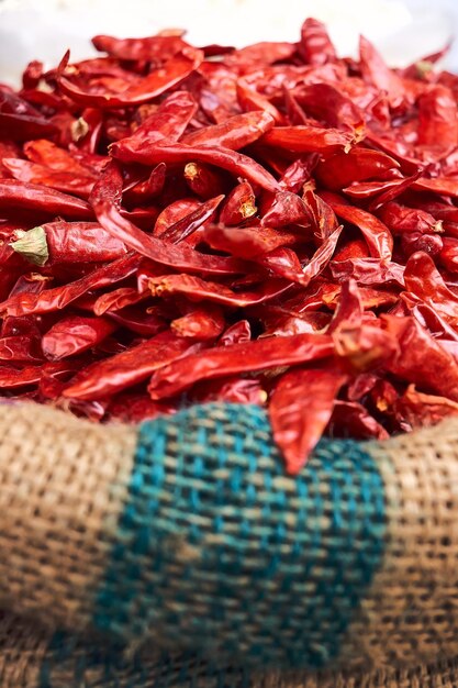 Pimentas vermelhas em uma bolsa de lona em um mercado de rua na Índia