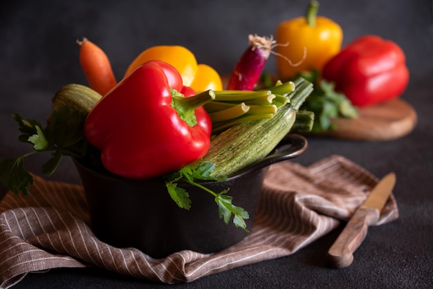 Pimentões frescos e outros vegetais prontos para cozinhar