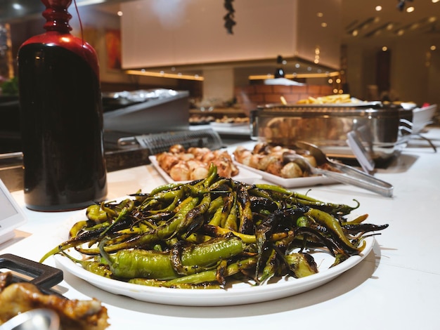 Pimentões verdes deliciosos fritos em cima da mesa