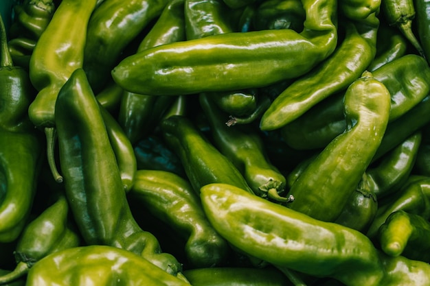 Pimentões verdes frescos no mercado de vegetais