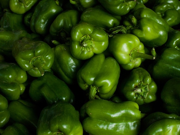 Pimentões verdes no mercado do fazendeiro local.