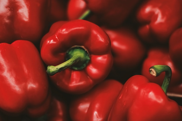 Foto pimentões vermelhos no mercado dos fazendeiros, alimentos orgânicos e conceito de agricultura