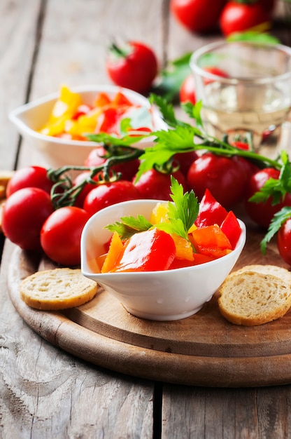 Pimentón agridulce italiano con pan y tomate