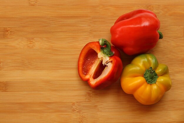 Foto pimentón grupo pimiento pimiento rojo y amarillo campana sobre fondo de madera pimientos rojos dulces