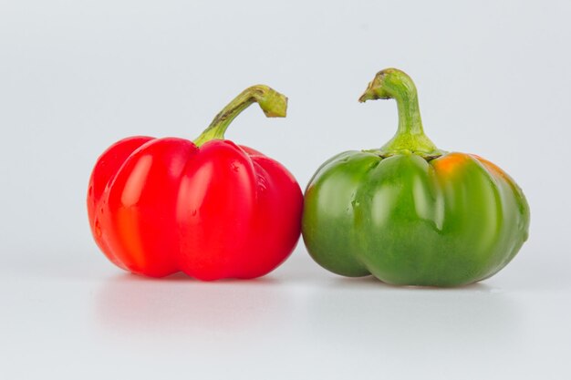 Pimentón Pimienta aislado sobre fondo blanco y gris Pimiento rojo y verde Con recorte de trayectoria Foto macro de primer plano