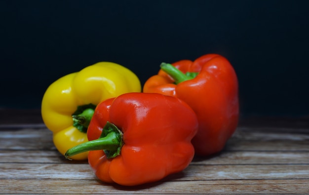 Foto pimentón pimiento vegetal sobre fondo de madera