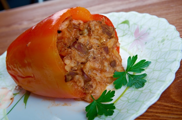 Pimentón relleno de hígado, cerdo, arroz y verduras.Cocina balcánica