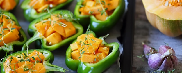 Pimentón relleno de rodajas de calabaza.