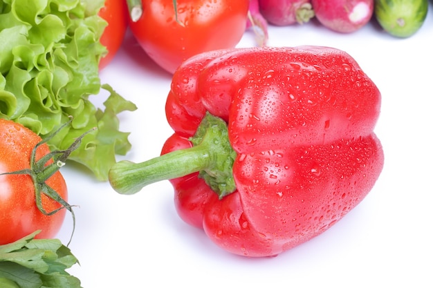 Pimentón rojo y verduras aislado sobre blanco