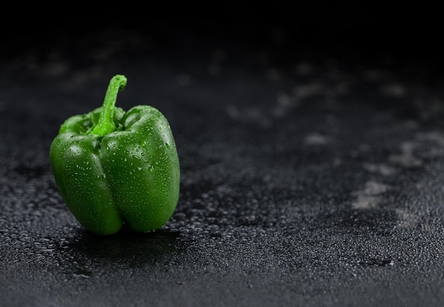 Foto pimentón verde saludable en una losa de pizarra vintage primer plano enfoque selectivo