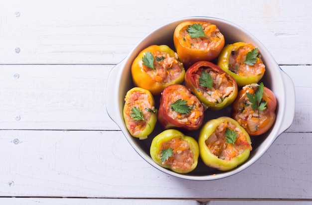 Pimentos recheados com arroz de carne e legumes