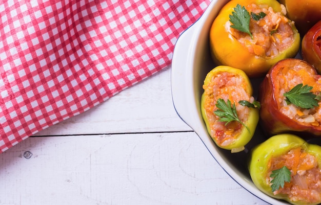 Pimentos recheados com arroz de carne e legumes