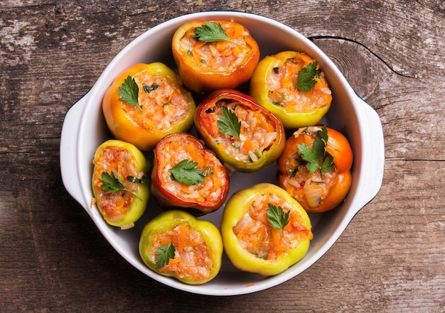 Pimentos recheados com arroz de carne e legumes