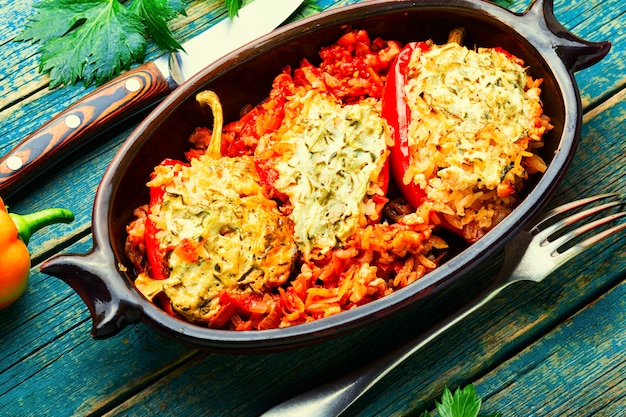 Pimentos recheados com peru, ervas e arroz. pimentão assado com molho satsiki