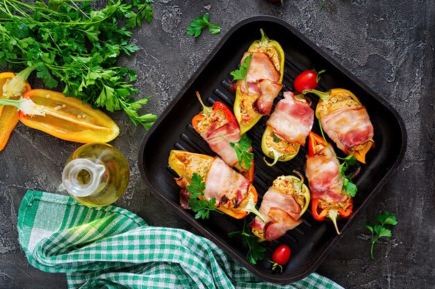 Pimentos recheados com queijo cottage e bacon na panela em cima da mesa. Comida dos Balcãs. Postura plana. Vista do topo