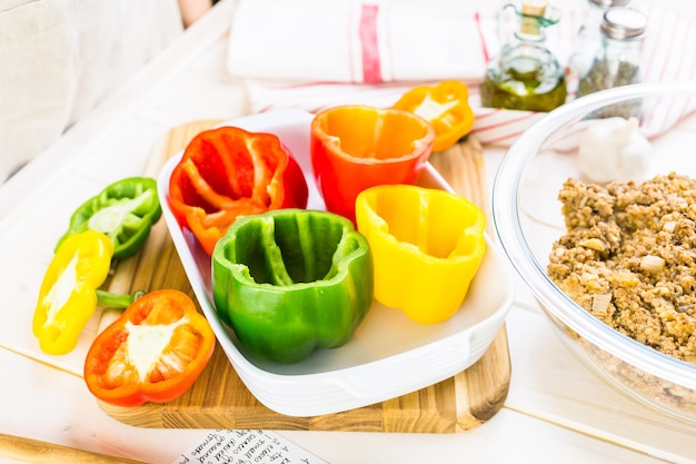 Pimentos recheados de baixa caloria com peru moído e arroz branco.