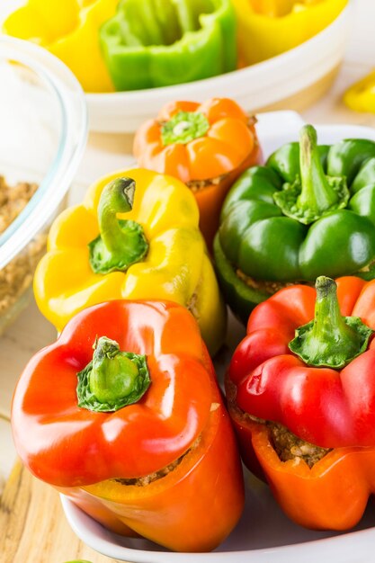 Pimentos recheados de baixa caloria com peru moído e arroz branco.