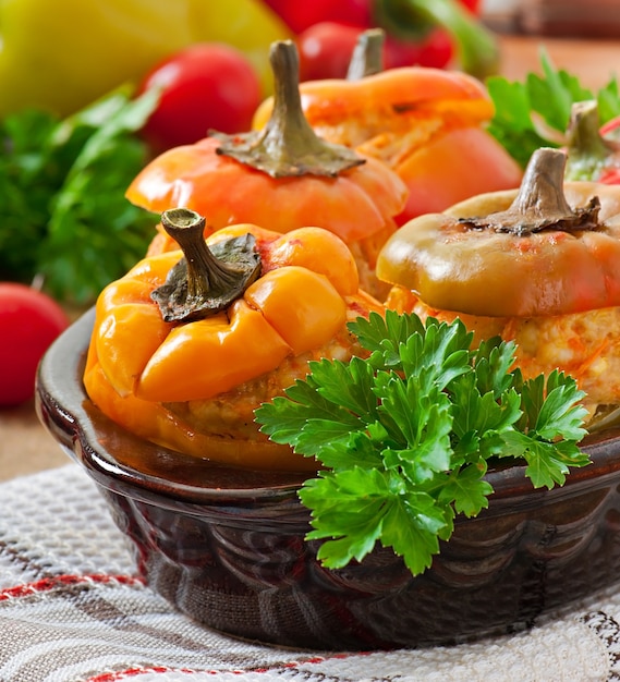 Pimentos recheados de frango picado com cenoura e molho de tomate