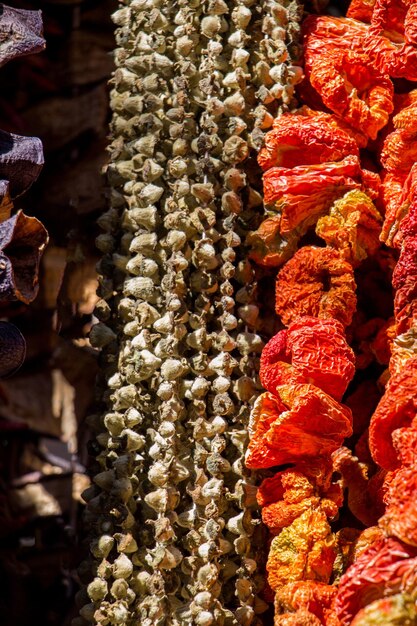 Pimentos secos e beringelas e especiarias coloridas