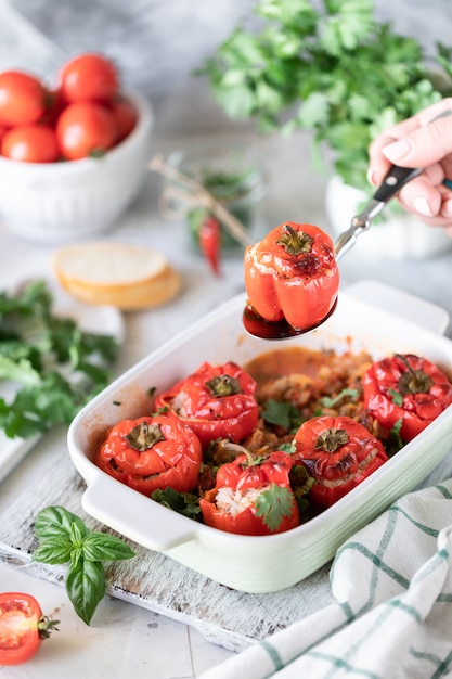 Pimentos vermelhos recheados com tomates e ervas cozidos no forno.