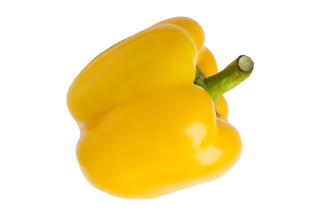 Pimienta aislada. Un pimiento amarillo aislado en la superficie blanca.