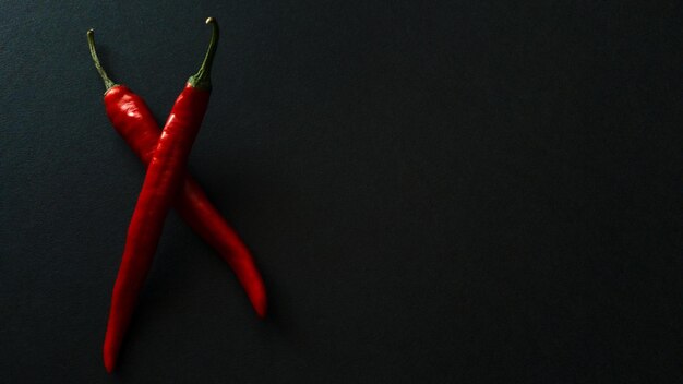 Foto pimienta de chile natural roja caliente sobre un fondo oscuro camino de filete de chile pimienta fresca de chile orgánica
