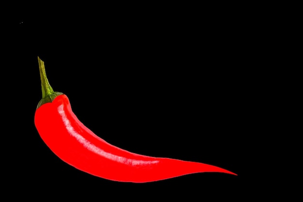 Pimienta de chile rojo en un fondo negro