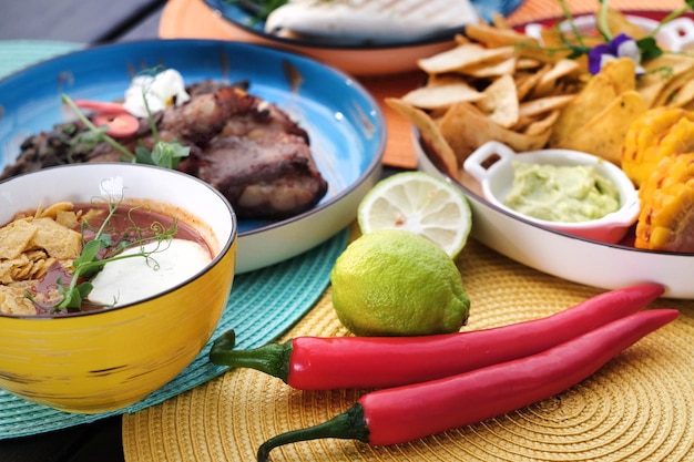 Pimienta y lima de comida callejera mexicana sobre la mesa en servilletas de colores vista desde arriba