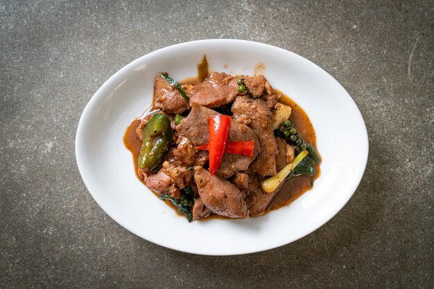 Pimienta Negra Salteada Con Pato. Estilo de comida asiática