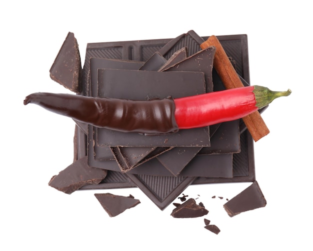 Pimienta picante roja y chocolate negro con canela aislado en la vista superior blanca