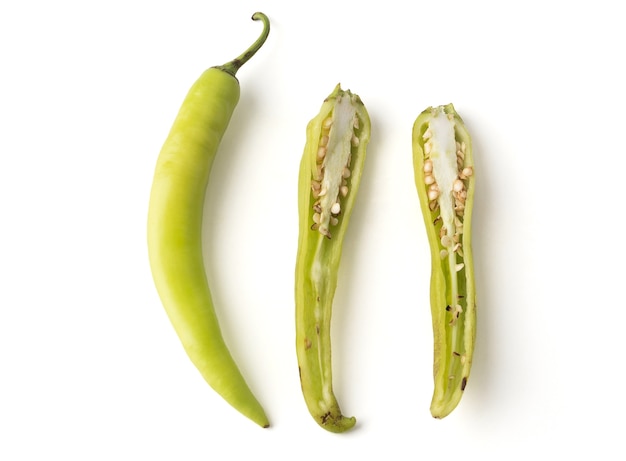 Pimienta de plátano y la mitad con semillas en el interior, aislado en un fondo blanco. (Pimentón, ají de jardín, ají, ají, pimiento dulce, pimiento verde, Capsicum annuum L)