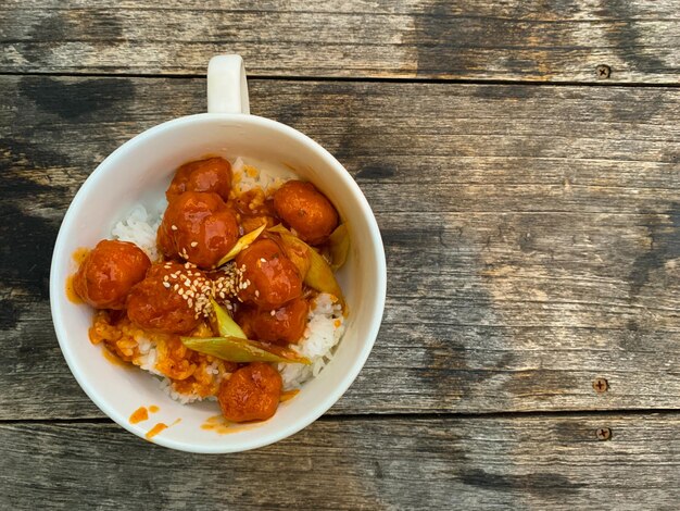 pimienta de pollo con sopa de curry picante y arroz en un cuenco blanco comida brasileña marinada