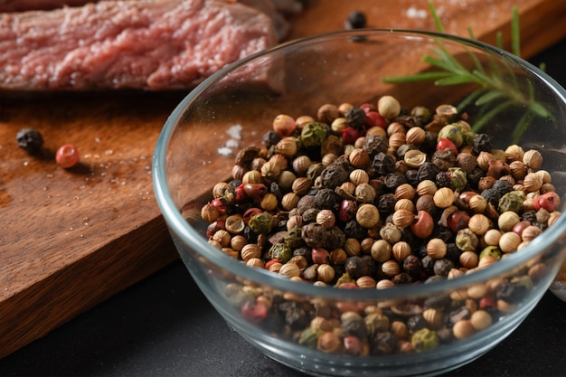 Foto pimienta en recipiente de vidrio para filete de ternera