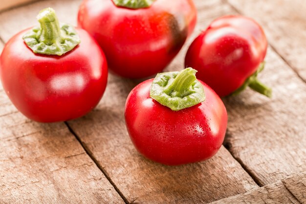 Pimienta roja dulce fresca en vieja superficie de madera