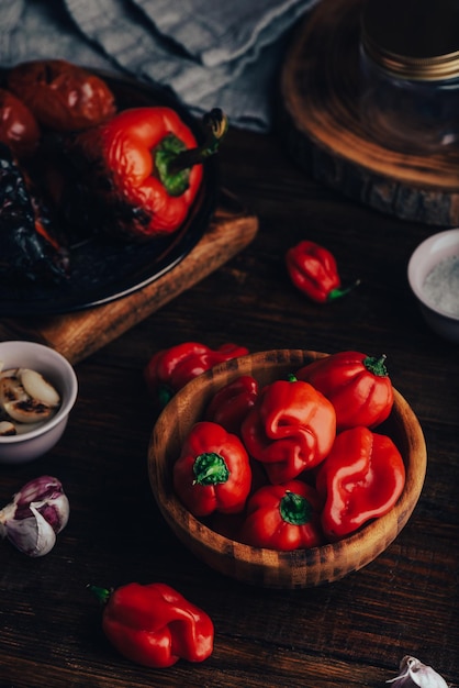 Foto pimienta roja de habanero pimienta carbonizada y tomates para cocinar ketchup de chile caliente casero