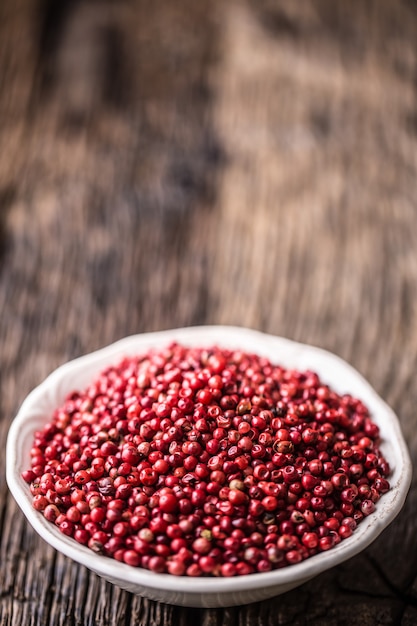 Pimienta roja en un recipiente sobre la mesa de roble.