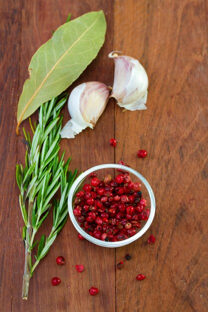 Pimienta rosa con ajo y romero