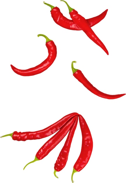 Pimientas de chile candentes aisladas en blanco