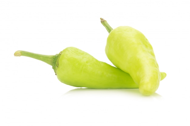 Foto pimientas de chile verdes aisladas en el fondo blanco