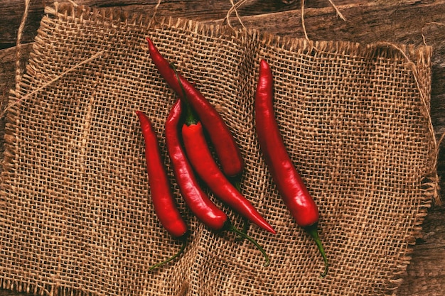 Pimientas rojas calientes en un pañuelo rústico