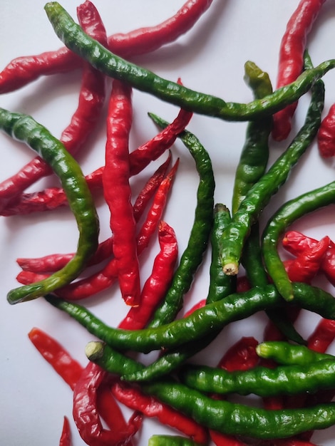 Foto pimientas rojas y verdes picantes naturales pimientas frescas orgánicas aisladas en blanco