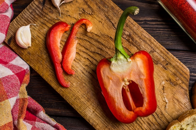 Foto pimiento al ajillo con pan sobre tabla de madera