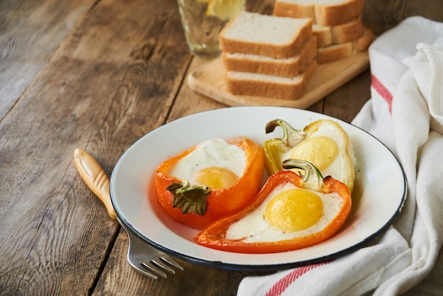 Pimiento al horno con huevo en un bol