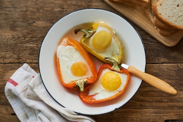 Pimiento al horno con huevo en un bol