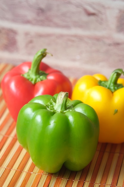 Pimiento amarillo anaranjado y rojo sobre fondo blanco.