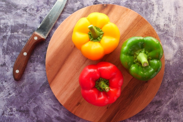 Pimiento amarillo anaranjado y rojo sobre fondo negro