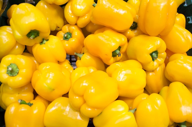 Pimiento amarillo jugoso en el mostrador de la tienda