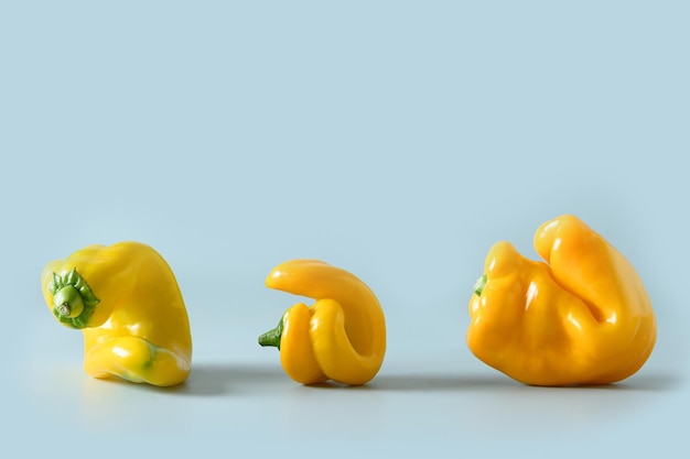 Pimiento amarillo orgánico feo anormal en azul Cerrar