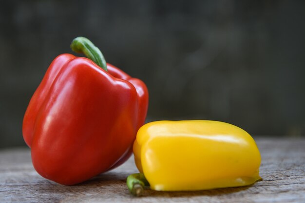 Pimiento amarillo y rojo - Campana de pimiento dulce sobre fondo de madera