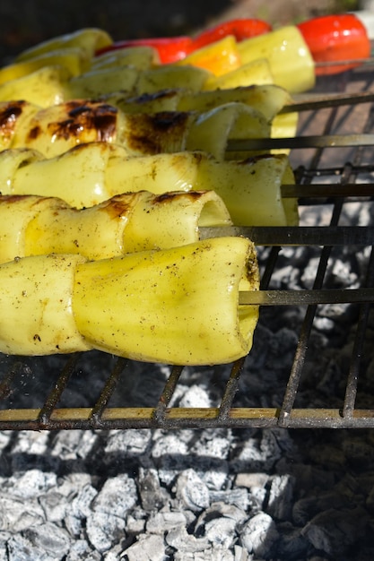 Pimiento amarillo y rojo a la parrilla al sol